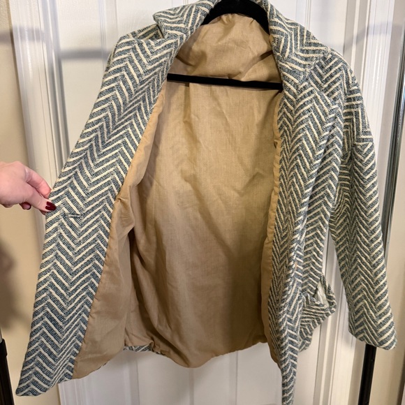 Women's Chevron Patterned Jacket - Picture 4 of 5